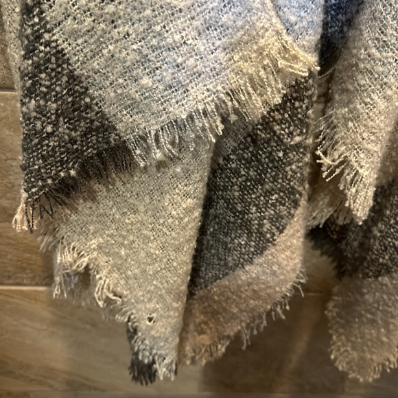 Poncho/shawl soft sweater soft sage, gray and blush - Picture 2 of 2